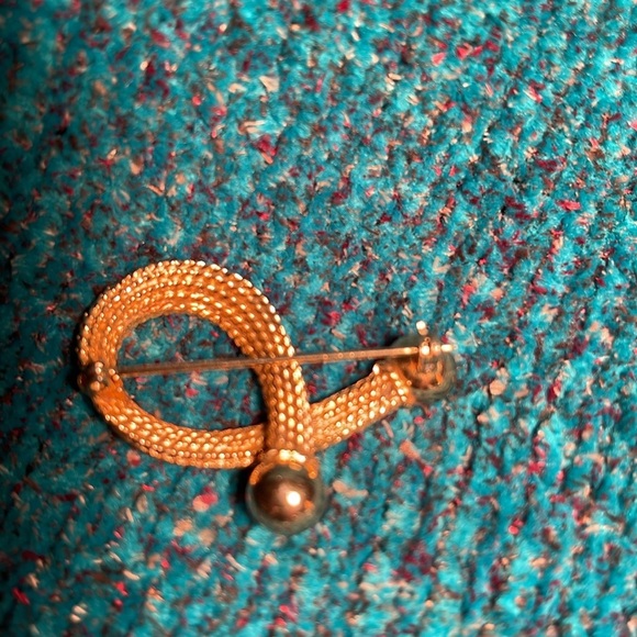 Vintage Unmarked Gold Tone Pin - Picture 2 of 2